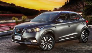 Nissan Kicks prata visto de perfil