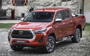 Toyota Hilux vermelha 2021 vista desde a dianteira