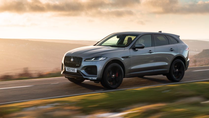 Jaguar F-Pace em rodovia