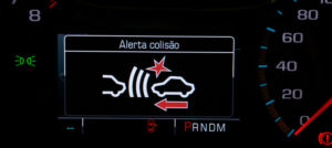 Painel de Instrumentos do Chevrolet Cruze, com Alerta de Colisão Frontal Imagem reprodução
