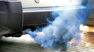 carro soltando fumaça azulada