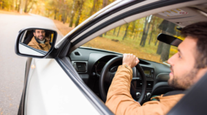 olhando pelo retrovisor antes de descer