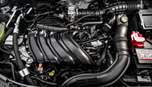 Motor SCe 1.6 no Renault Logan, no fundo ele é o HR16 da Nissan Imagem reprodução